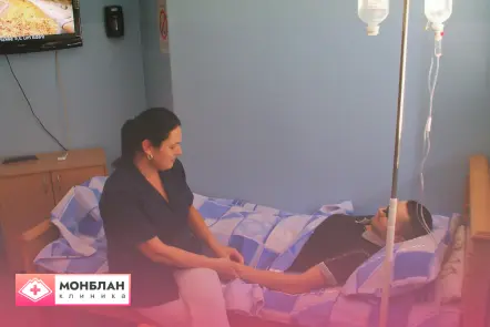 медсестра и пациент под капельницей